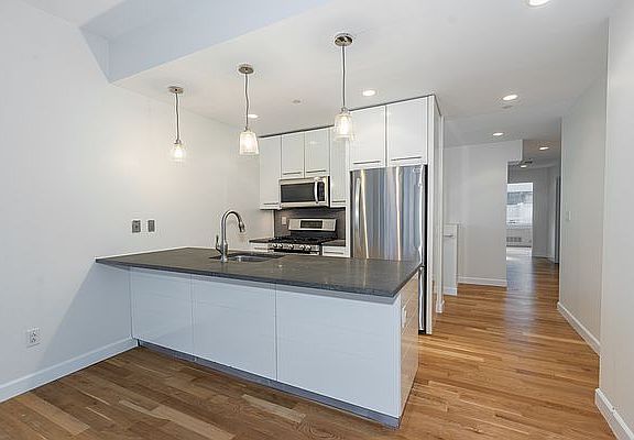 3rd image of 517 W 46th St APT 105