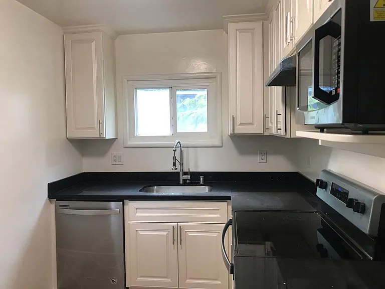694 Corbett Ave — Photo 5