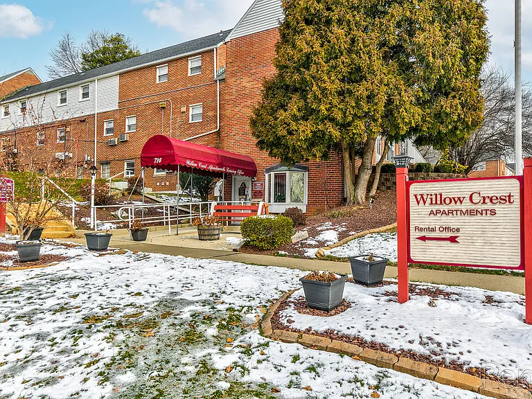Willow Crest Apartments — Photo 1
