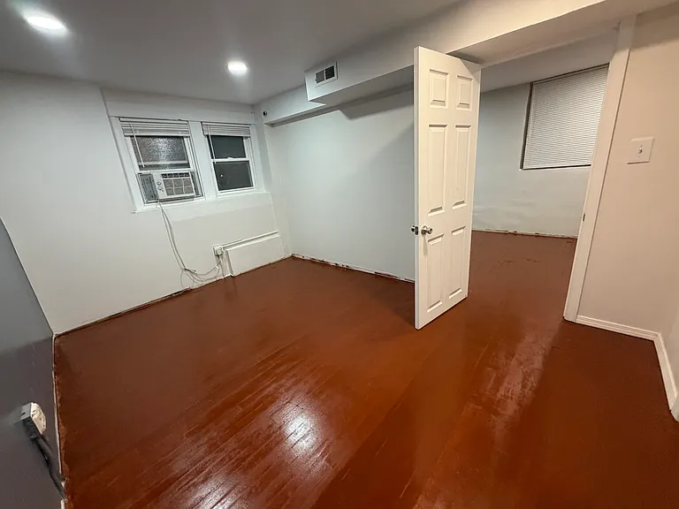 1645 W Beach Ave #G — Photo 11