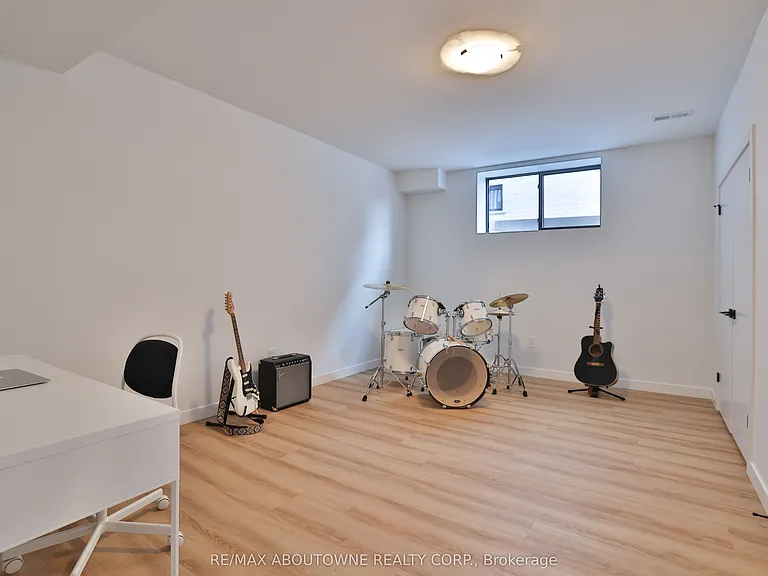 70 Upper Mount Albion Rd — Photo 32