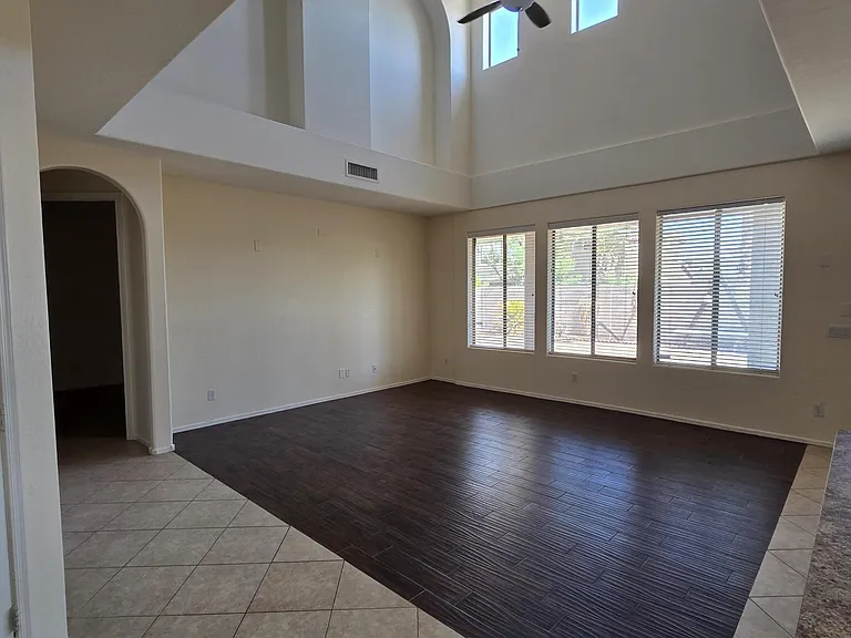 2709 W Redwood Ln — Photo 5