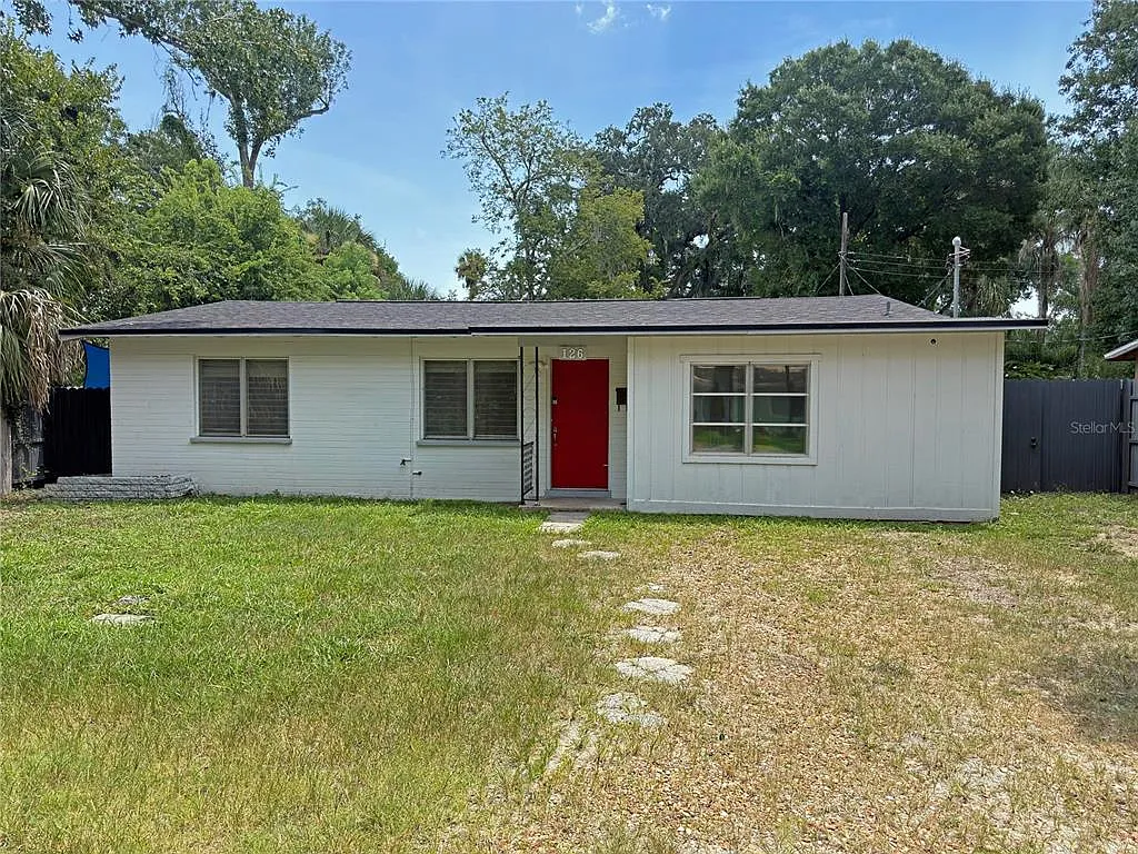 3 bed, 1.0 bath, 1232 sqft, $2,000 — Photo 2