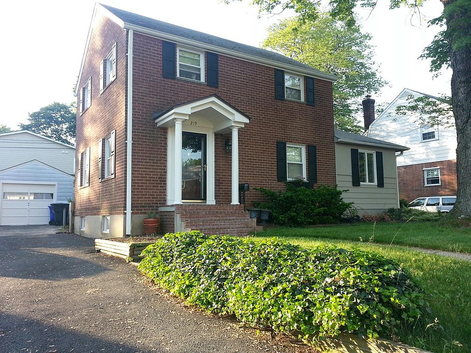 1st image of 219 N Park Dr