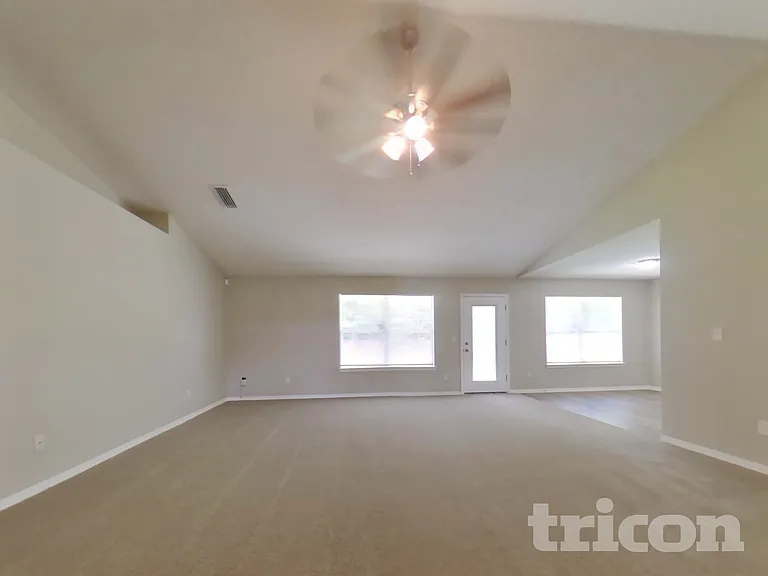2727 Fox Creek Dr E — Photo 2