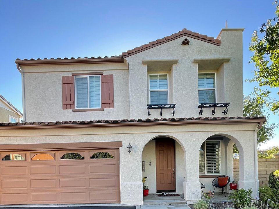 Corner lot with no neighbors at the back and on left. 
Beautiful patio in front to sit and sip coffee.