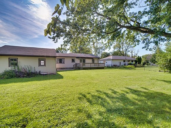 5th image of 933 Lakewood Beach Dr