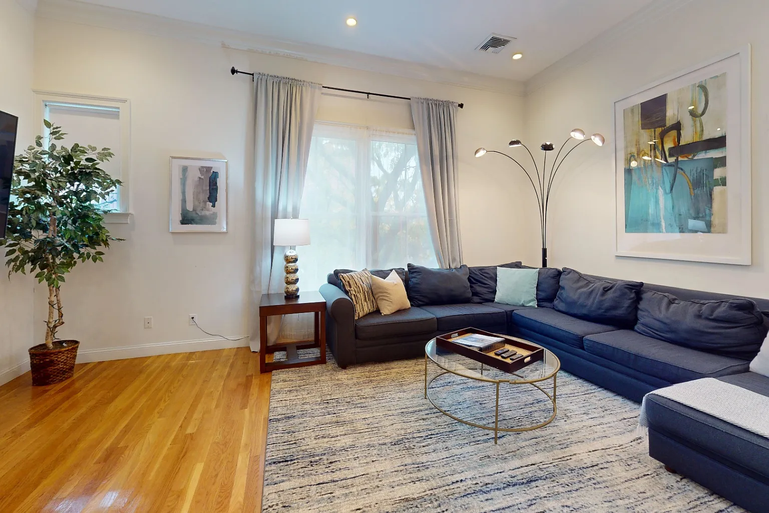 3 bed, 1600 sqft, $12,600 — Photo 2
