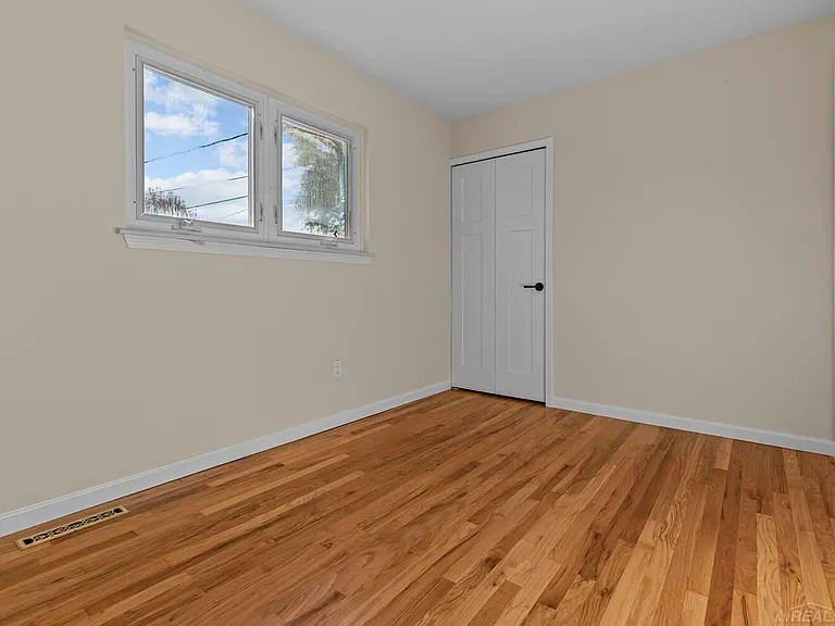 23729 Grove St — Photo 18