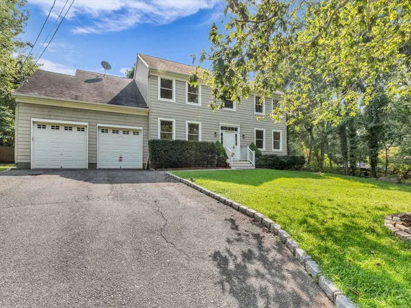 1871 Edwards Ave, Calverton, NY 11933