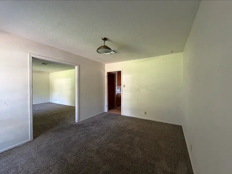 2102 Elmwood Dr — Photo 9