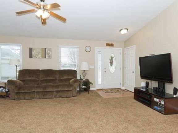 Liv rm w/vaulted ceiling