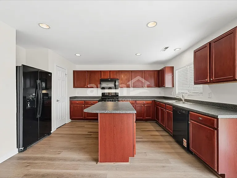 416 Magna Dr — Photo 4