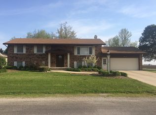 325 Westgate Ct, Warrensburg, IL 62573