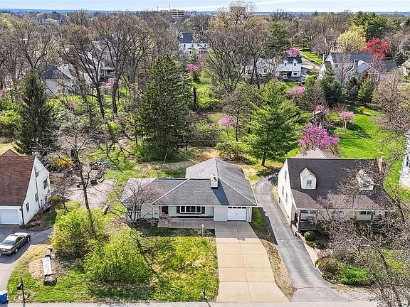 2nd image of 819 Deaver Ln