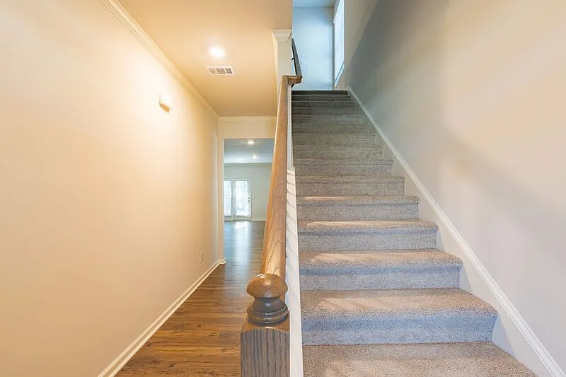 5 bed, 3.0 bath, 2360 sqft, $2,350 — Photo 3