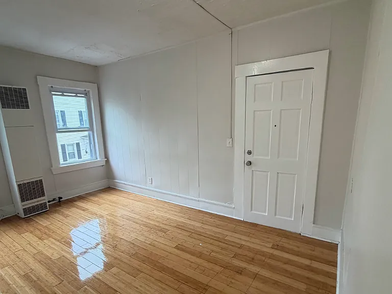 439-441 Rivet St 2E New Bedford Updated 2BR Near Shops, Parks & Major Routes — Photo 7