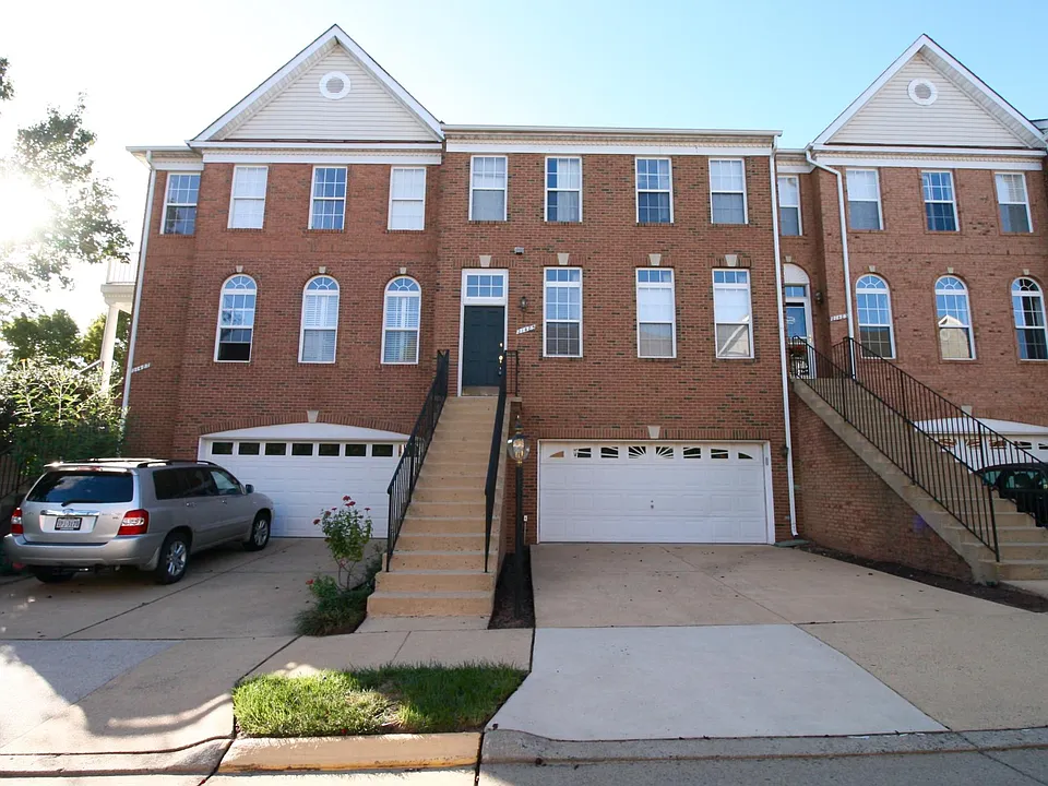 21485 Trowbridge Sq