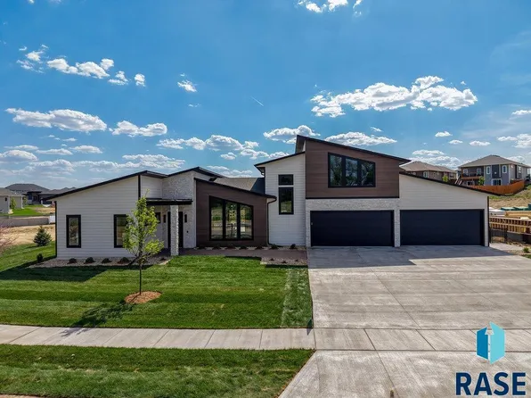 1013 N Scots Pine Dr, Sioux Falls, SD 57110