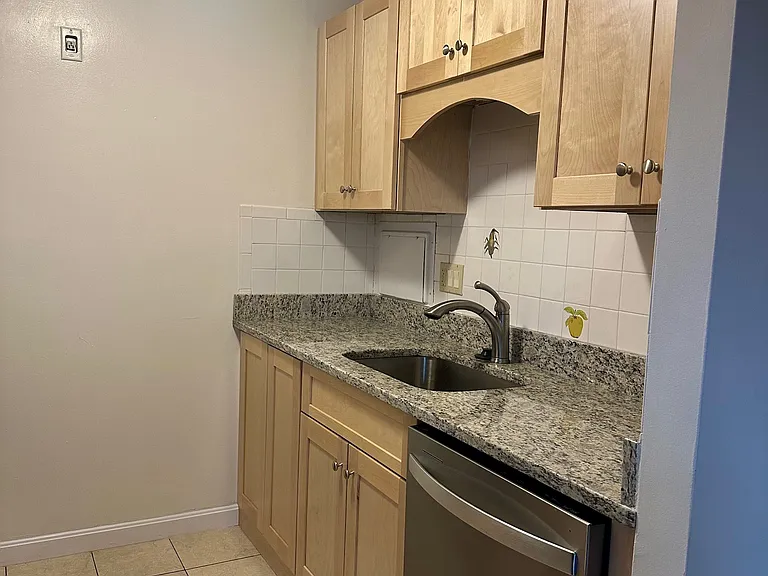 60 Nicholas Rd #6 — Photo 3