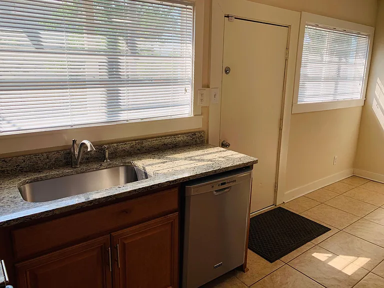 903 Montgomery St — Photo 37