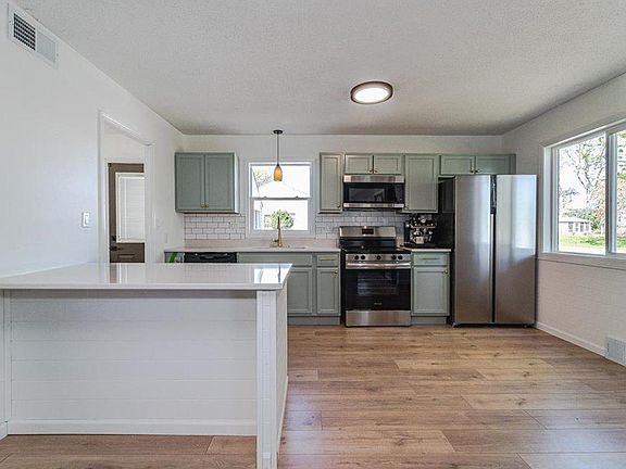 4th image of 140 Carol Ln