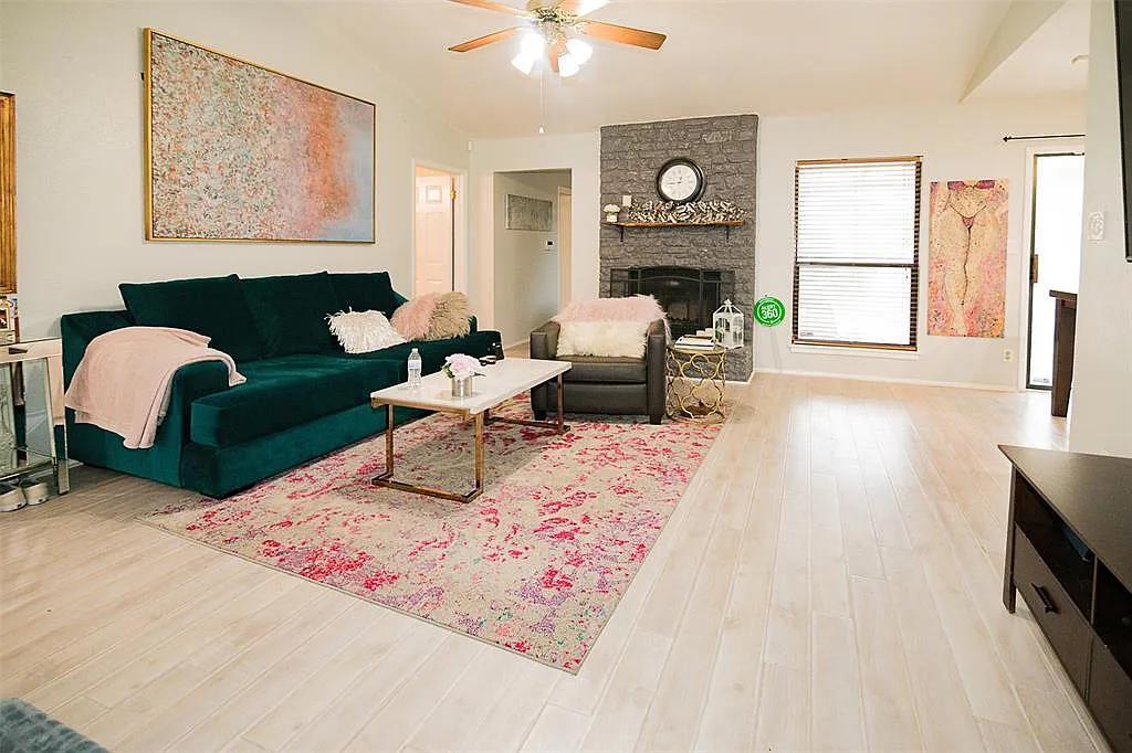 3 bed, 2.0 bath, 1352 sqft, $1,995 — Photo 4