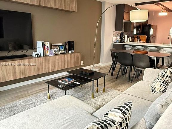 3rd image of 100 Bayview Dr APT 912