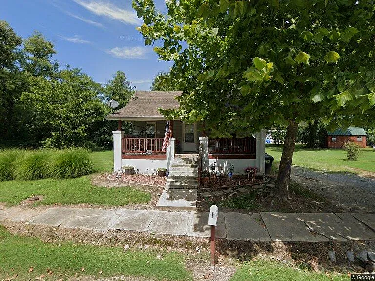505 E Walnut St
