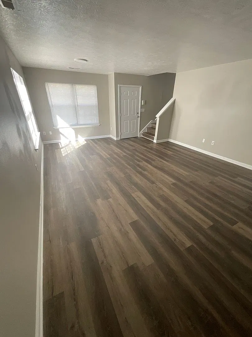 3 Bedroom, 1.5 Bathroom Single House — Photo 2