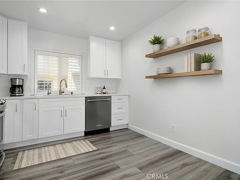 5255 Coldwater Canyon Ave #E — Photo 8