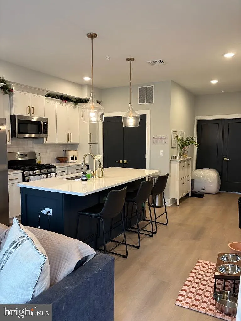 1 bed, 1.5 bath, 800 sqft, $1,599 — Photo 2