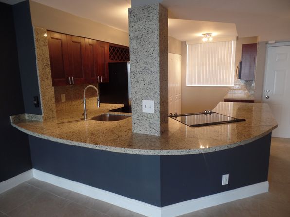 115 Lake Emerald Dr APT 203