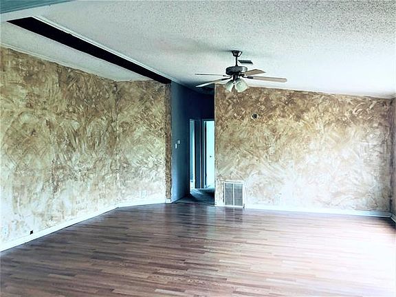 2nd image of 3912 Applewood Ct