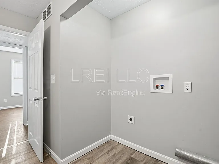419 Woodcreek Dr #1 — Photo 7