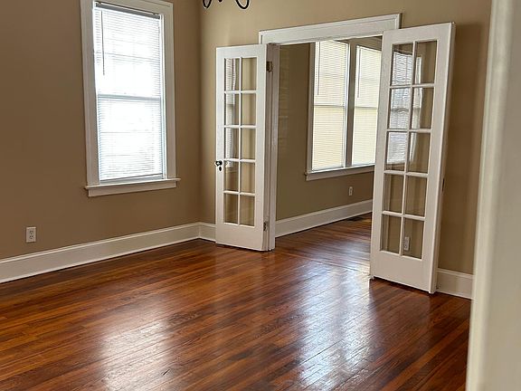 5th image of 2815 Oak St