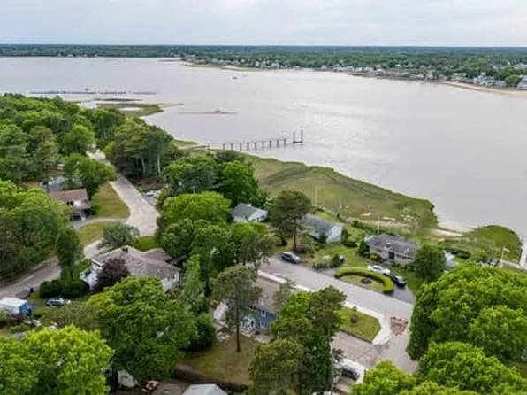 78 Edgewater Dr, Wareham, MA 02571