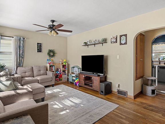 3rd image of 2020 N Lincoln Ave
