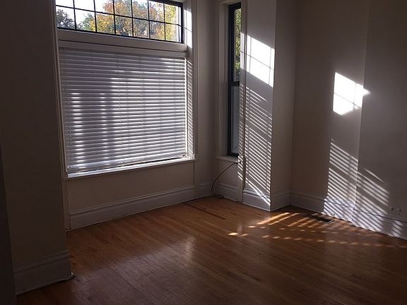 4th image of 1418 W Belle Plaine Ave