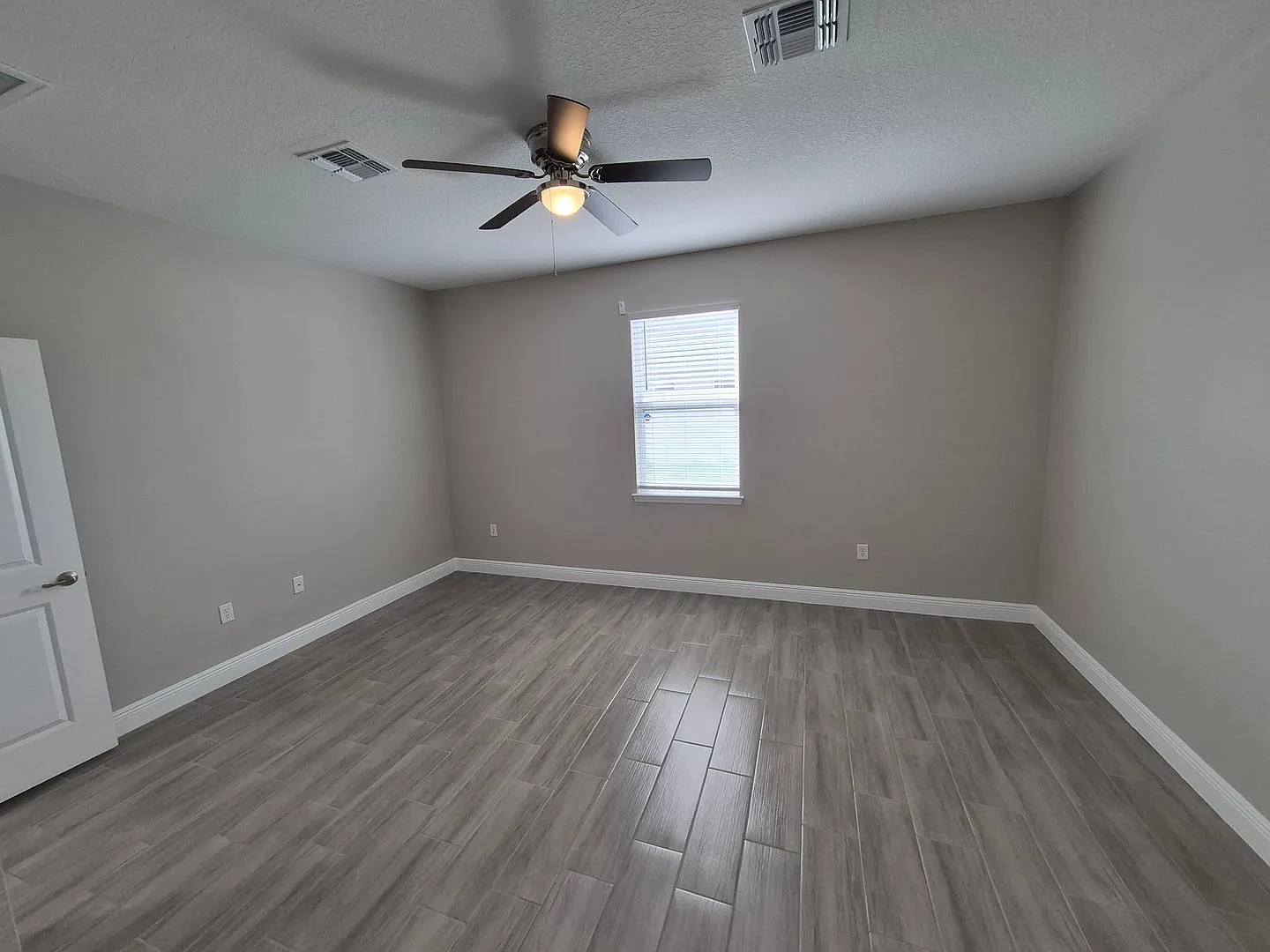 Newer 4 bedroom/3 bathroom in Poinciana! — Photo 4
