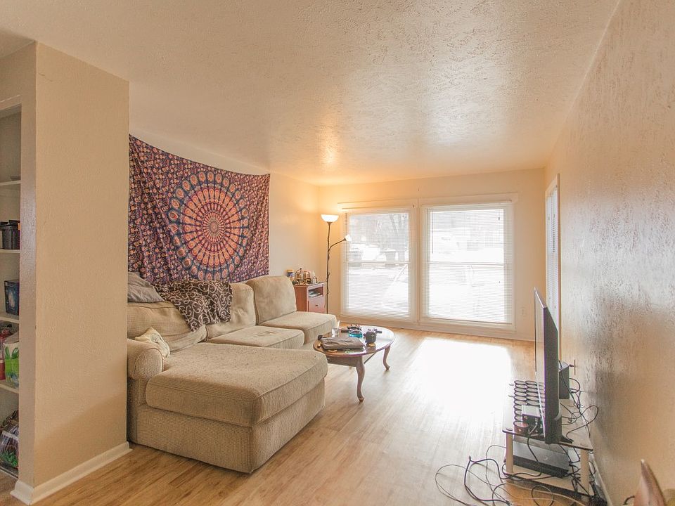 2 Bed living room
