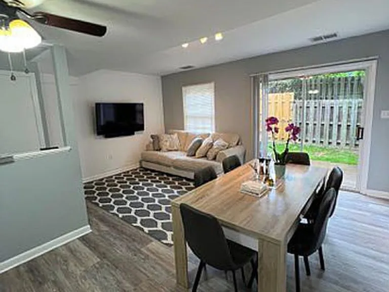 450 Greenbrier Ct #450 — Photo 7
