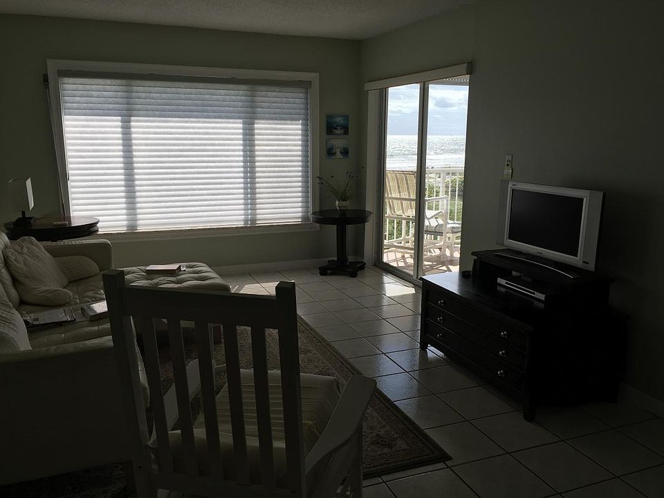 livingroom slider to balcony