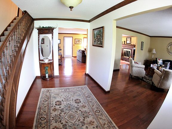 entry to living/family rooms