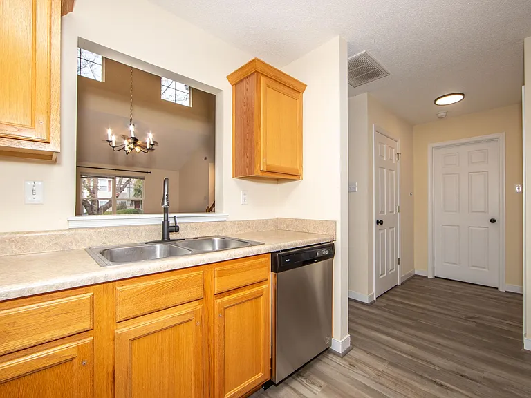 1506 Woodland Ct — Photo 4