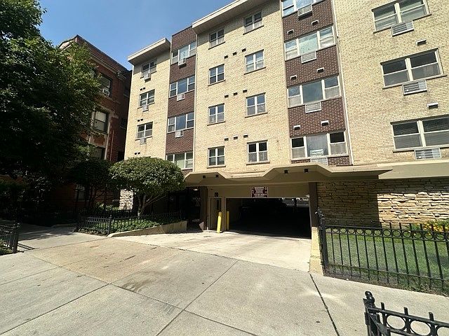 1st image of 420 W Aldine Ave APT 228