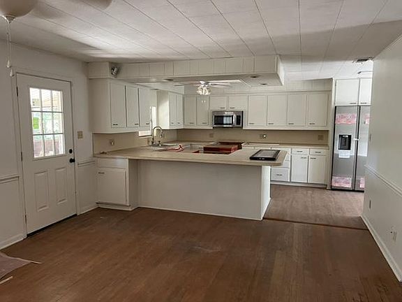 Large open Kitchen with Dinning Area and eat in Breakfast counter tops