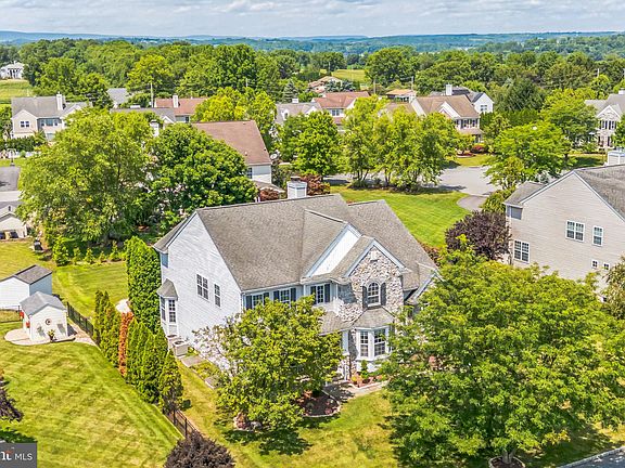 2nd image of 865 Garden Ct