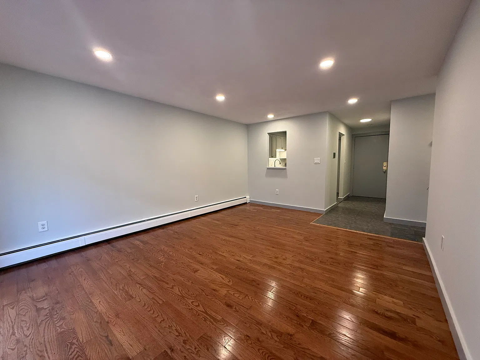 2 bed, 850 sqft, $2,300 — Photo 4