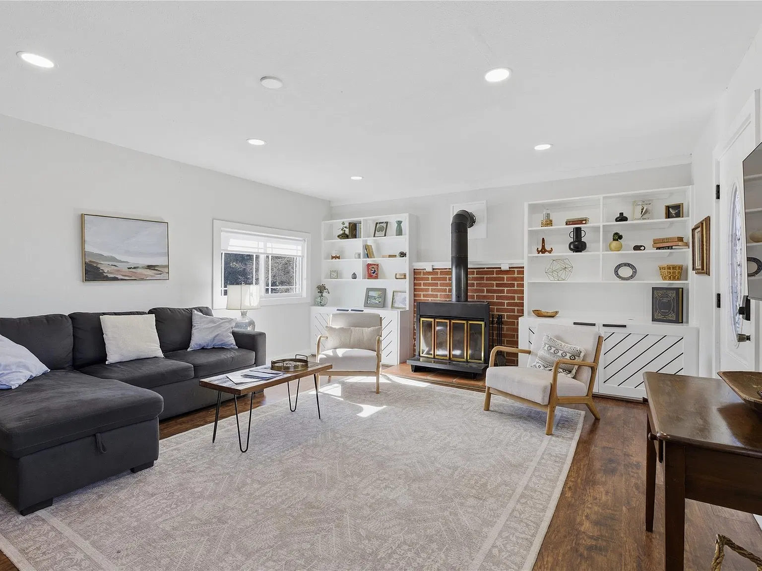 2 bed, 1.0 bath, 1376 sqft, $2,000 — Photo 2